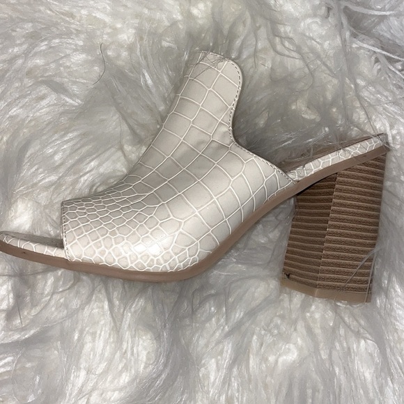 Seven 7 Isabella Crocodile Embossed Mule Sz 8 Ivory Color - Picture 3 of 5